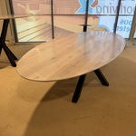 Eettafel, ovaal, naturel eikenhout, zwart metalen spinpoot